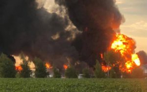 Резервуар с топливом взорвался после обстрелов на Днепропетровщине: один человек погиб, 13 пострадали