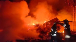 Вечерний обстрел Харькова вызвал масштабные пожары, два человека погибли