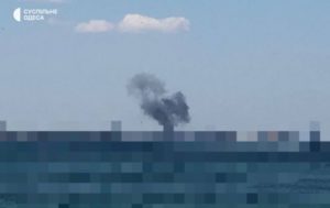 В Одесі пролунали вибухи, РФ вдарила по порту