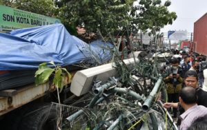 В Індонезії вантажівка в’їхала у зупинку біля школи: не менш як 10 загиблих