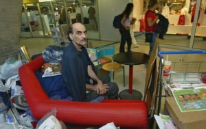 Помер іранський біженець, який жив 18 років в аеропорту