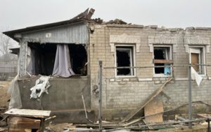 У Вовчанську снаряд РФ влучив у будинок: загинула жінка, поранена дитина