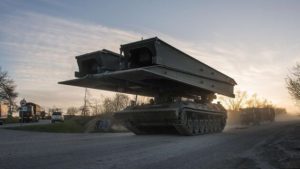Німеччина передала Україні мостоукладальники та вантажівки