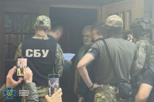 Коломойському вручили підозру